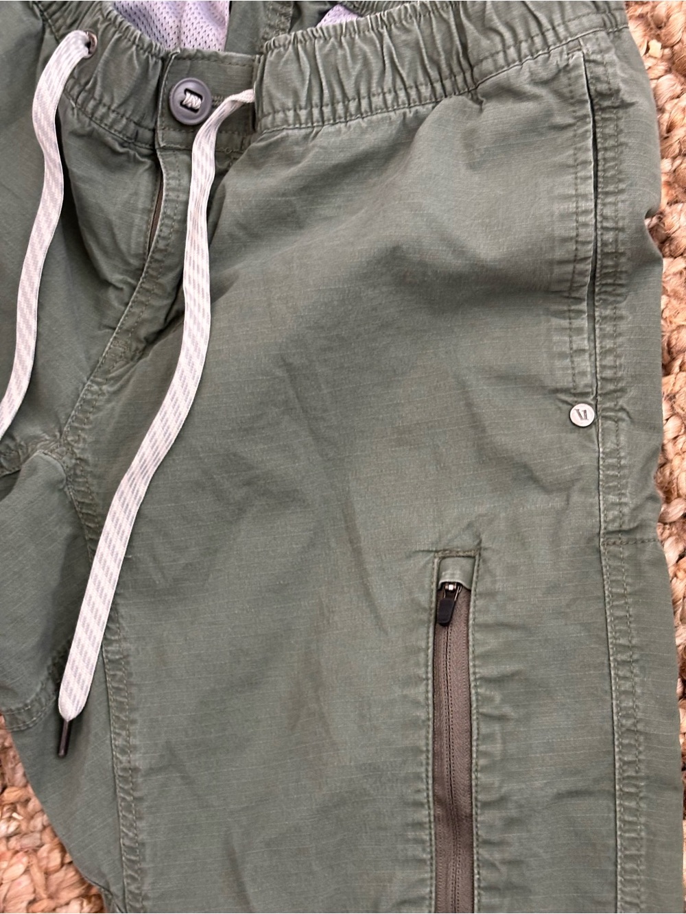 Vuori men’s Olive Green Athletic Drawstring pants S